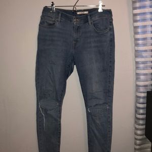 Lightwash Levi jeans